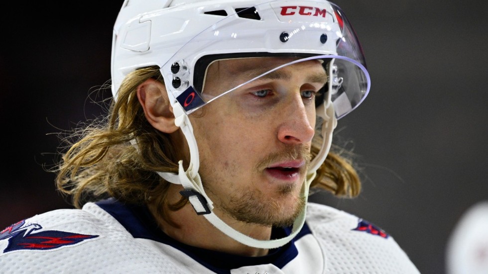 Carl Hagelin har inte kunnat spela hockey sedan han träffades i ögat av en klubbspets på en träning i mars. Arkivbild.