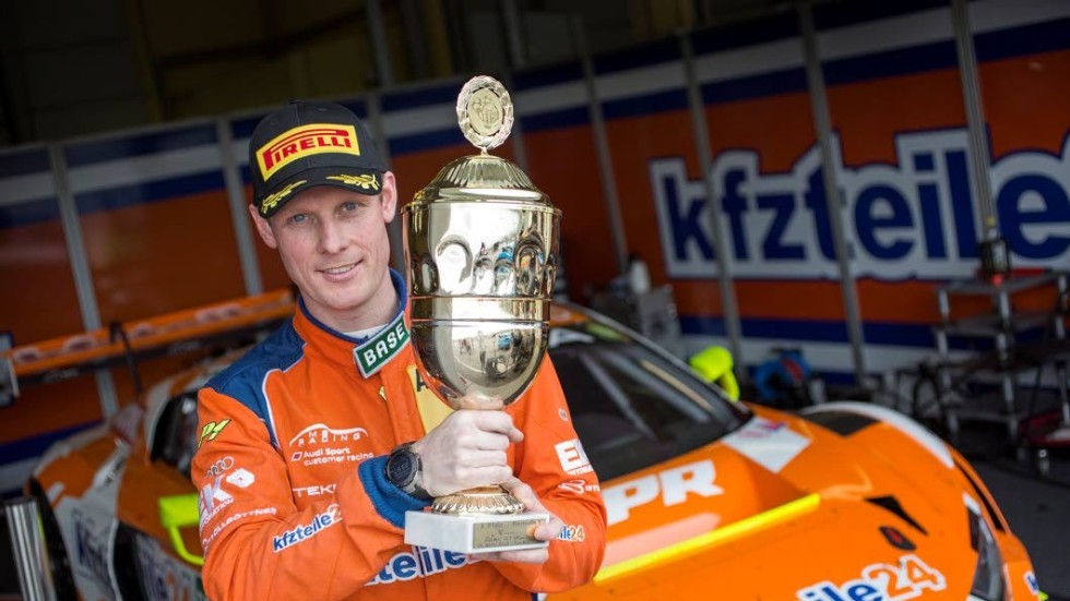 POKAL. En tredjeplacering och en sjätteplats blev facit för Edward Sandström i helgens två stenhårda ADAC GT Masters-race på Sachsenring.