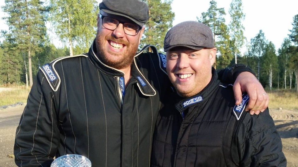 POKALVINNARE. SMK Motalas Andreas Dalegård och Johan Edepil körde till sig var sin pokal i Valdemarsvik.