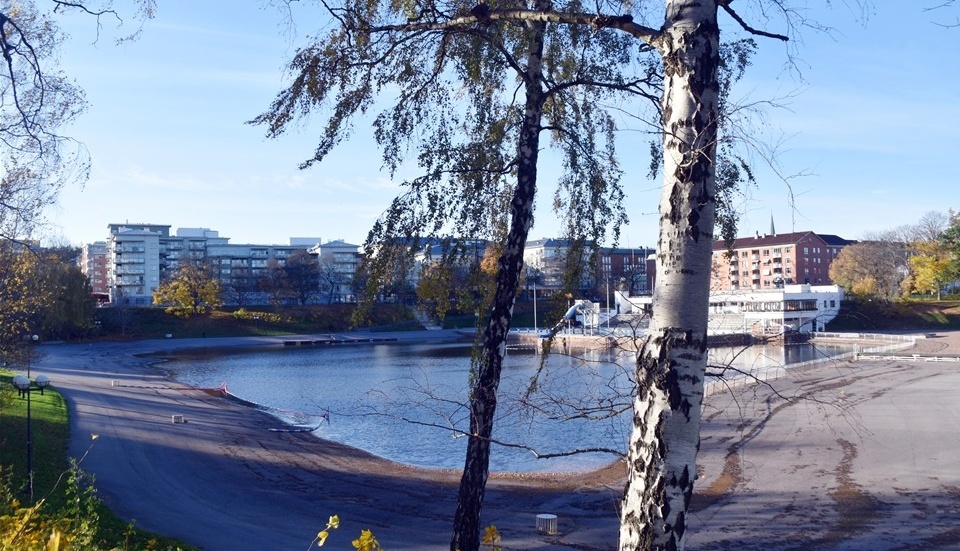 Det blir ett svårt arbete och säkerligen dyrt att få Tinnerbäcken på rätt ställe när man bygger om. Foto: Tommy Pettersson