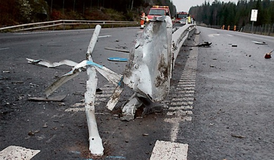 Bilföraren, som körde norrut mot Rimforsa, försökte undvika en olycka genom att svänga vänster in i fel körfält. Men högersidan av bilen tog i mitträcket.