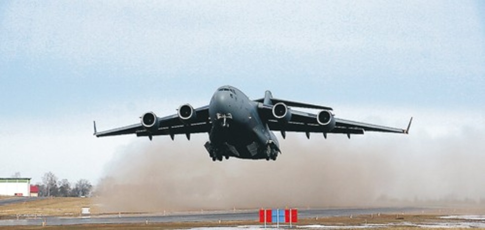 Transportflygplanet C-17 med två helikopter 16. Foto: Olof Lundgren