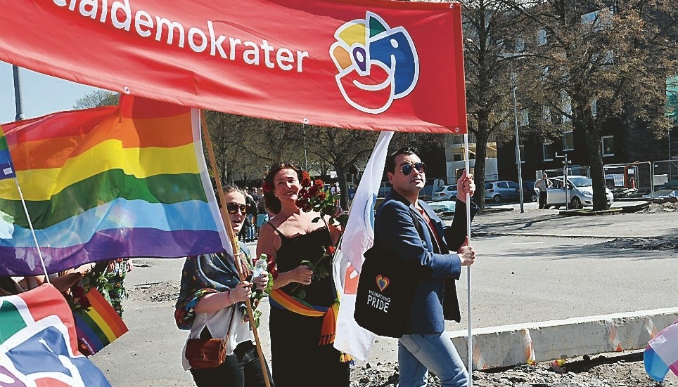 Alice Hugosson ordförande för HBT sossar i Linköping och Francisco Montero Carnot ordförande i Norrköpings HBT S förening Tågade i Prideparaden. Foto: Tommy Pettersson