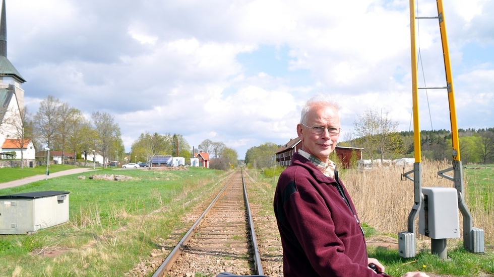 Här i Sturefors vid järnvägen känner sig Bengt som hemma. Foto: Tommy Pettersson