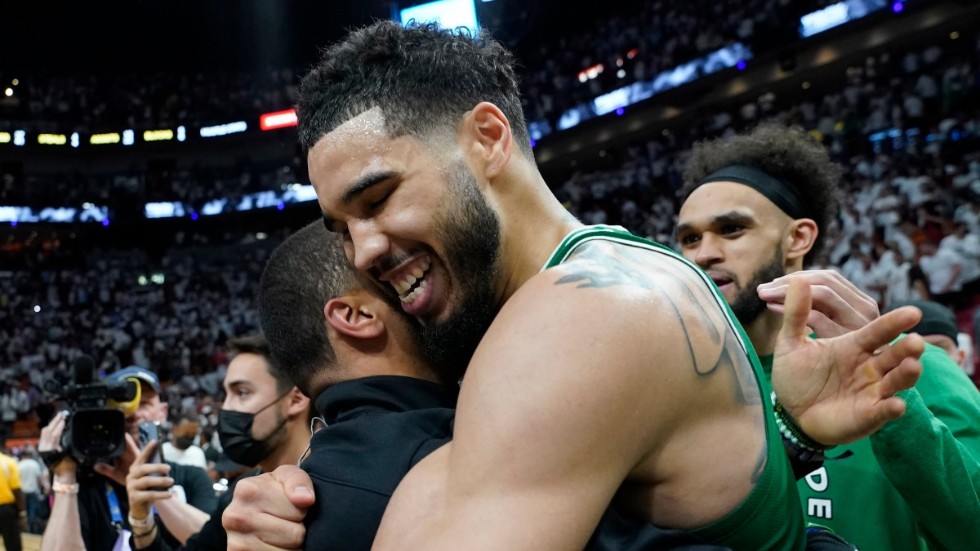 Boston stjärna Jayson Tatum firar finalplatsen.