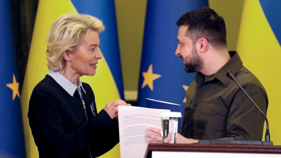 EU-kommissionens ordförande Ursula von der Leyen på besök hos Ukrainas president Volodymyr Zelenskyj i början av april. Arkivbild.