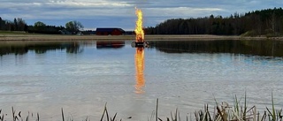 Fullsatt och festligt på Åsen på valborg - brinnande brasa på pussen!