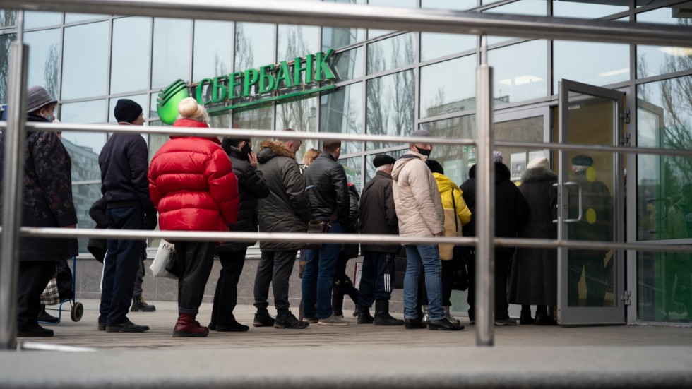 Människor köar vid ett Sberbank-kontor i Moskva i mitten av mars.