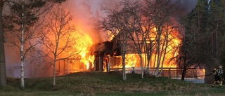 Villa brann ner efter stor brand: "Går inte att rädda"