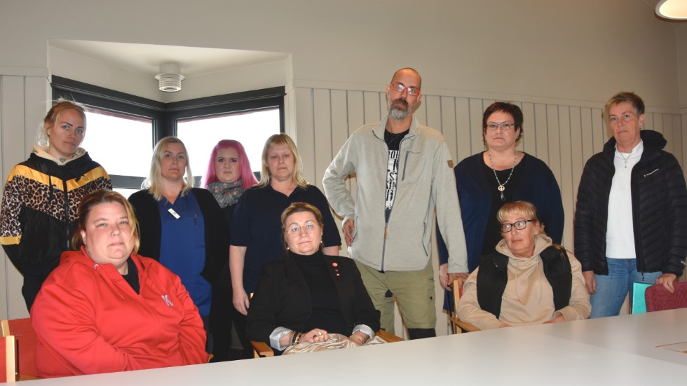 Skyddsombuden berättar om situationen inom hemtjänsten i Kalix kommun.
Bakre raden från vänster: Sandra Nordmark, Anna C Johansson, Josephine Sandlund, Carina Strand, Anders Bergmark, Eva Strand och Katarina Stenman.
Längts fram Anna Johansson, Anette Wernersson och Magdalena Johansson.