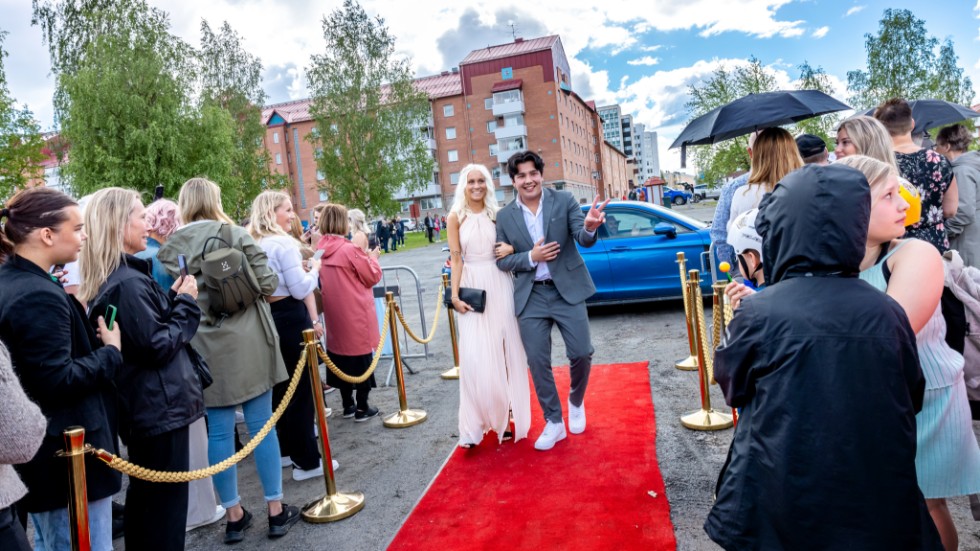 
"Gymnasiet har gått lite segt under pandemin, men det har gått bra", säger Felicia Gustavsson som går ut ekonomiprogrammet och nu ska börja jobba som personlig assistent. David Akbar går ut el- och energi och har fått jobb som elektriker. "Ut i vuxenlivet, pengarna ska in", säger han.
