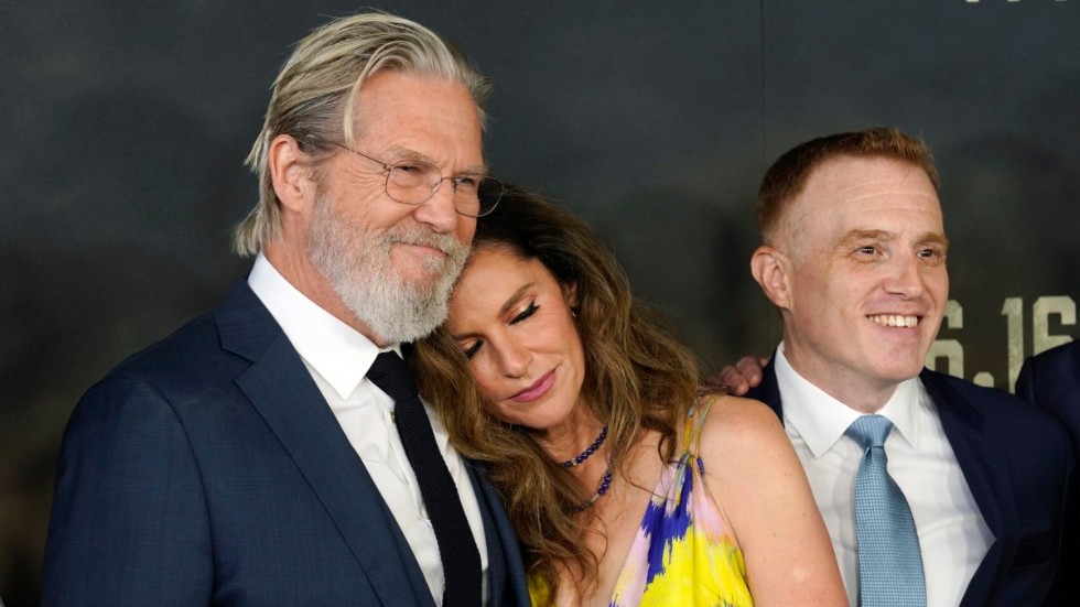 Jeff Bridges tillsammans med motspelaren Amy Brenneman och en av seriens skapare Jonathan Steinberg inför premiären på "The old man". Arkivbild.