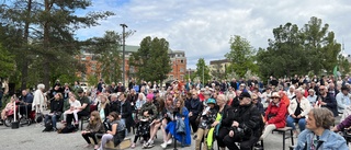 De sjöng in sommaren i parken 