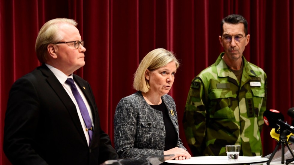 Från och med torsdag den 19 maj blir det lättare för försvarsminister Peter Hultqvist, statsminister Magdalena Andersson och regeringen att begära stöd snabbt vid behov från andra EU- och Natoländer. Bilden är från en pressträff när de båda kommenterade säkerhetsläget i Europa tillsammans med överbefälhavare Micael Bydén. Arkivbild.