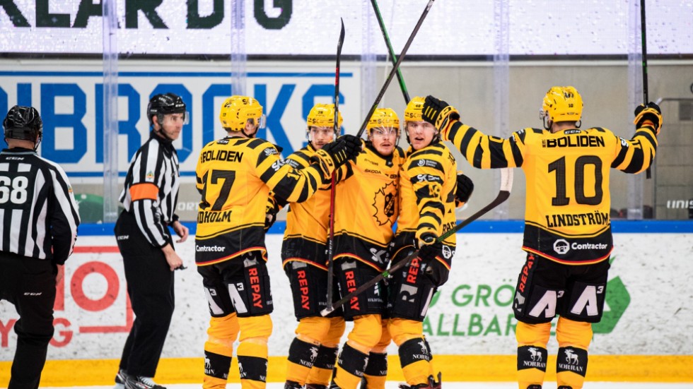 Niclas Burström, i mitten, gick av efter att ha satt ett bortdömd mål och bara spelat några minuter. Nu är han återigen med i laguppställningen.