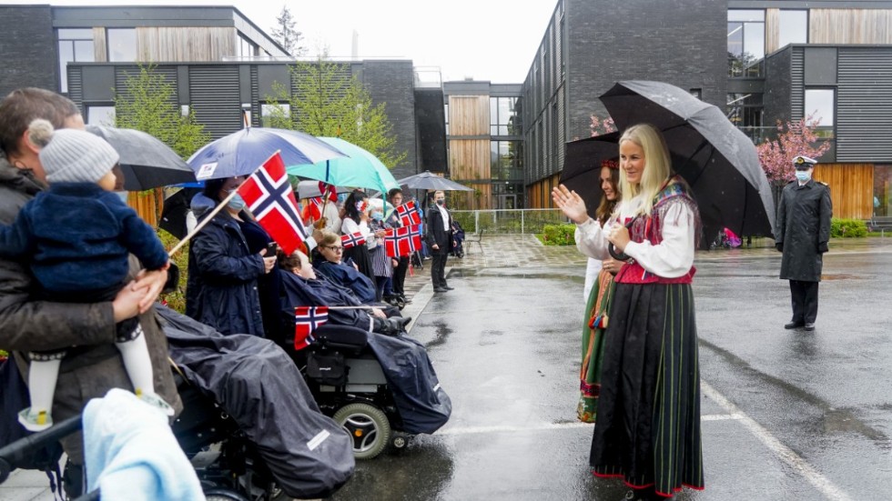 Prinsessan Ingrid Alexandra och kronprinsessan Mette-Marit besöker Gullhella äldreomsorg i kommunen Asker på 17 maj.