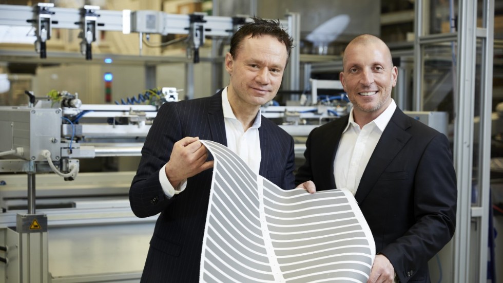 Henrik Lindström och Giovanni Fili prisas för sin uppfinning.
