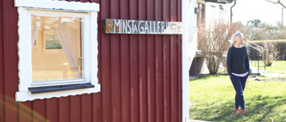 Hon stoltserar med att driva öns minsta galleri