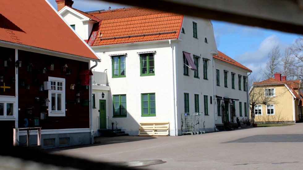De båda flickorna var vid tillfället för våldtäkterna placerade på det låsta behandlingshemmet Sis Folåsa utanför Vikingstad, men hade avvikit i samband med en utflykt. 