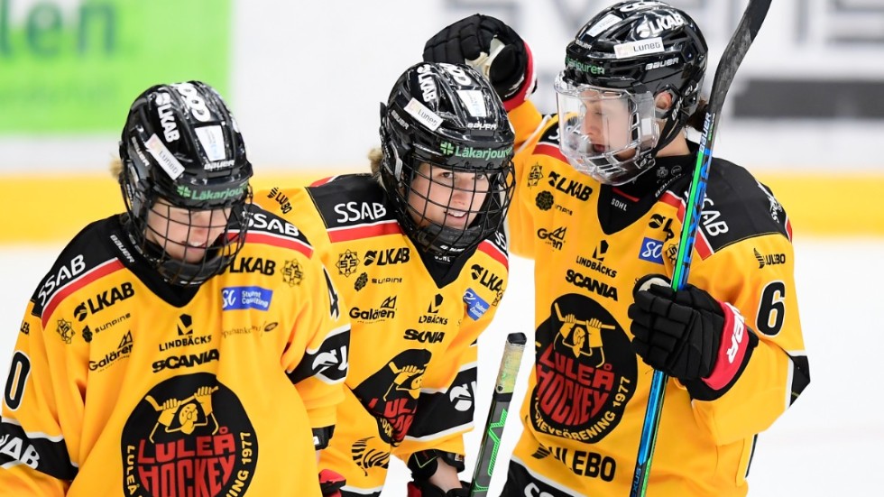 Emma Nordin, i mitten, blev tvåmålsskytt när HV71 besegrades på bortaplan. Arkivbild.