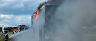 Bussen som brann två gånger på onsdagen totalförstördes • Lämnades på rastplats: ”Den ska bärgas till en skrotfirma” 