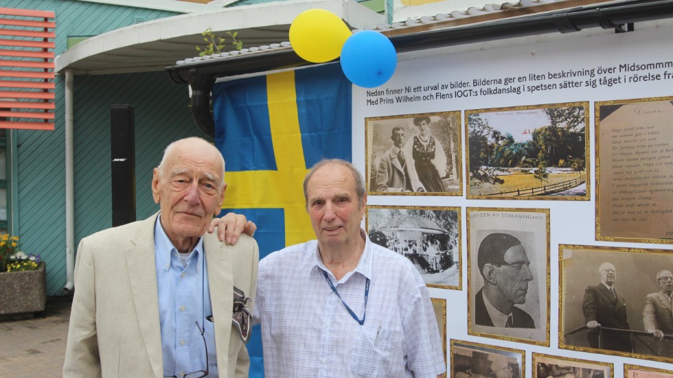 Jan Bernadotte med vännen Urban Gerhardsson under en utställning om Stenhammars slott vid Simons restaurang i Flen.