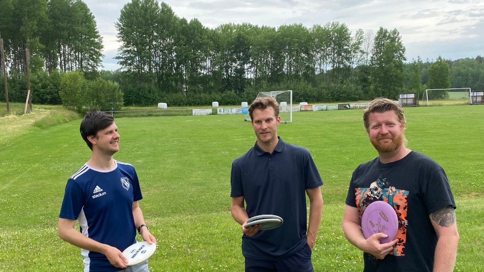Edvin Hansson (till vänster) är ordförande i Östra Ryds IF, Simon Östling är idékläckaren till Östra Ryds Discgolfpark och Martin Rasch är förbundskapten för discgolflandslaget.