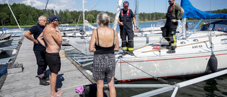 Segelbåt började brinna vid Nynäsbrygga: "Vi hade tur, båten flyter men den är full med pulver"