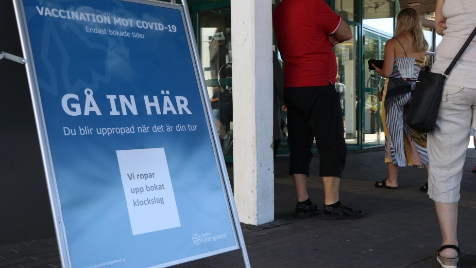 Viss förvirring har det blivit när Region Östergötland erbjuder gruppen 65-79 en ny dos covidvaccin.