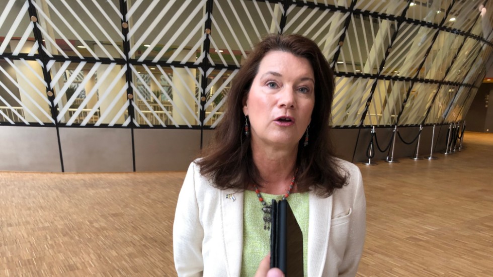 Utrikesminister Ann Linde på väg in till måndagens EU-utrikesministermöte i Bryssel.