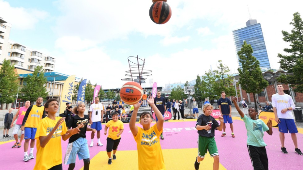 Här var det många bollar i luften när ett basketlandslag lektränar med barn. Dagens debattör talar också om "bollar i luften" men i en mer överförd betydese. 