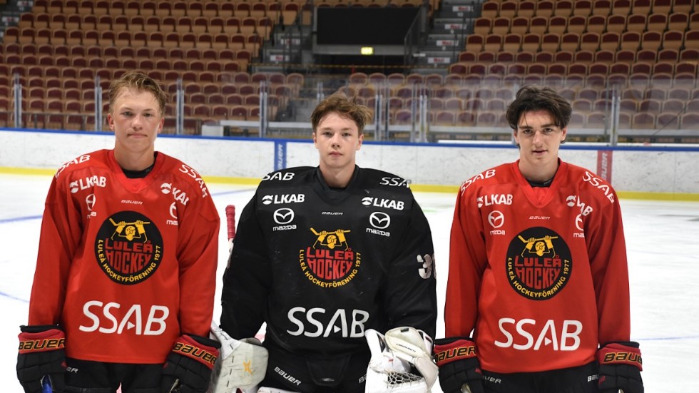 Olle Skogfält (t.v), Jonathan Reinholdt och Joel Kant (t.h) representerar Luleå hockey i U18-landslagets läger i Enköping.