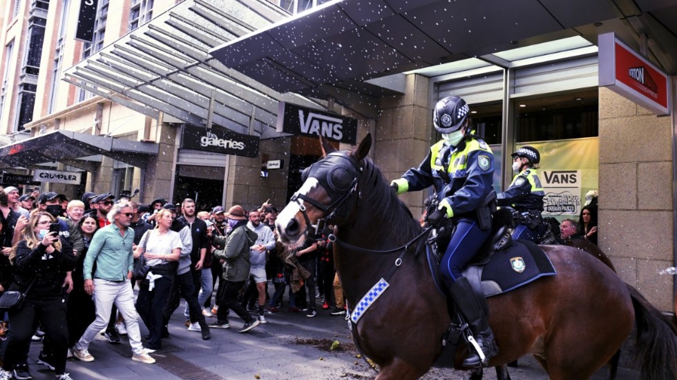 Polis och demonstranter drabbar samman i Sydney på lördagen.