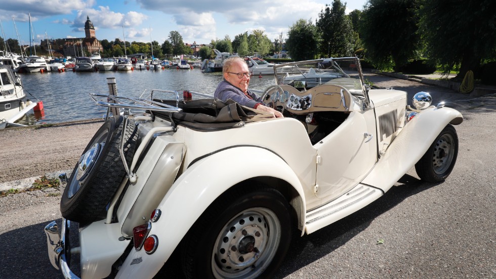 "Det känns kul att köra omkring i en bil med samma fina årgång som en själv", säger Stig Svallhammar om sin MGTD från 1951.