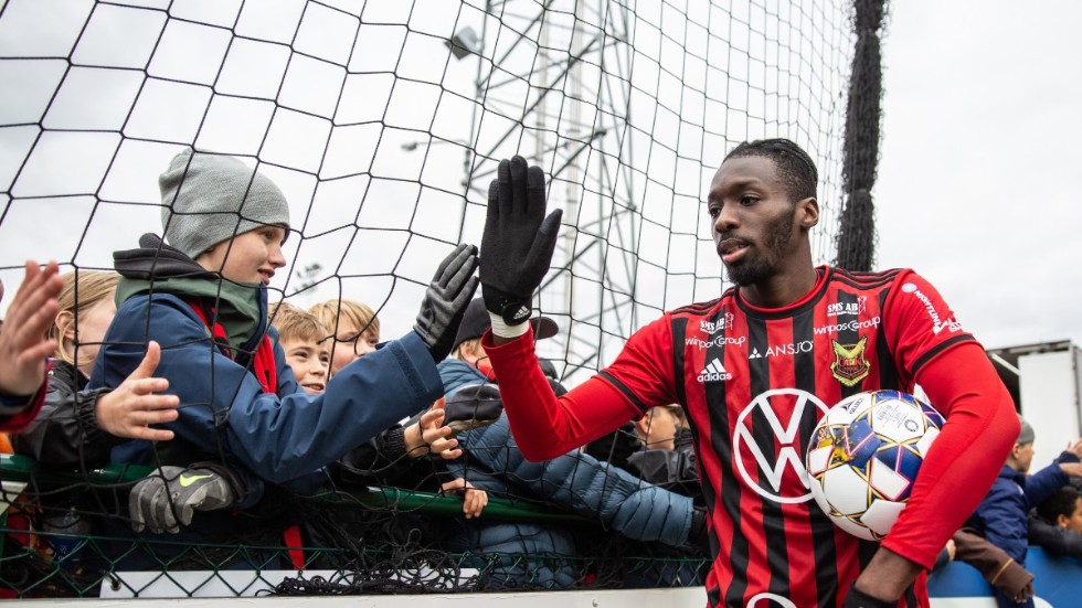Östersunds tremålsskytt Blair Turgott firar med fansen.
