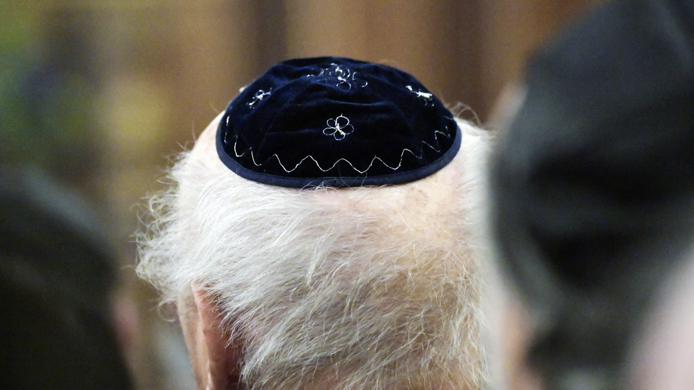 Person iförd en kippa i Stora Synagogan i Stockholm. Arkivbild.