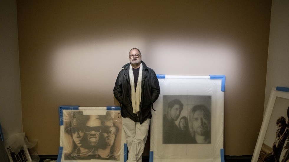 Frank Ockenfels omgiven av sina subjekt. Hiphopgruppen Public Enemy, grungepionjärerna Nirvana och den mångsidige artisten Tom Waits är bara några av alla artister och skådespelare Ockenfels har jobbat med. Nu ställs hans bilder ut på Fotografiska.
