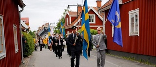 Coronasäkrat nationaldagsfirande med fantåg och blåsare i Trosabygden 