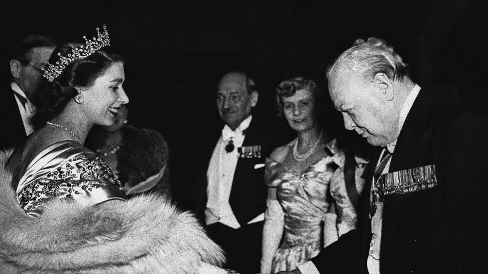 Drottningens första premiärminister. Elizabeth, då prinsessa, skakar hand med Winston Churchill under en middag i London 1950.