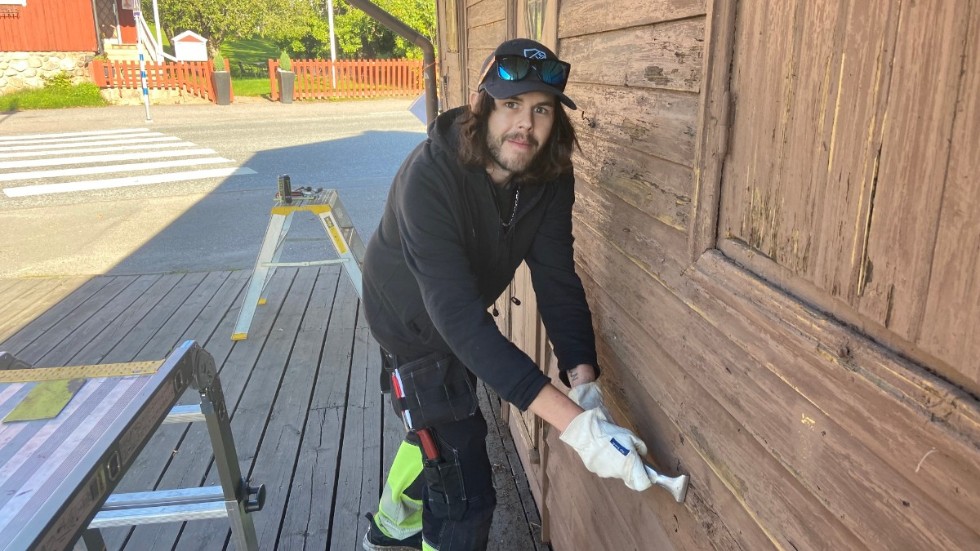 Tommy Lenander, från arbete och service-enheten, konstaterar att plankorna på sina håll är väldigt nedgångna.