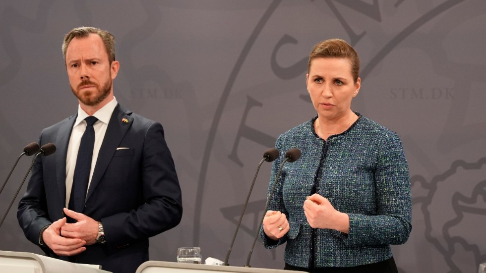 Venstres ledare Jakob Ellemann-Jensen (vänster i bild) kräver tillsammans med fem andra oppositionsledare att statsminister Mette Frederiksen (S) utlyser ett val på direkten. Arkivbild.