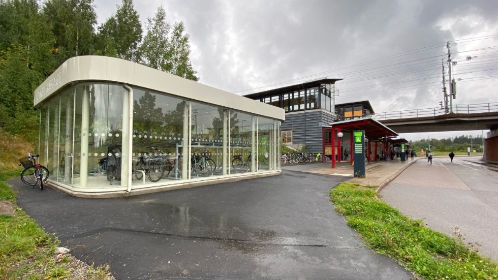 Inom kort ska laddning av batterier till elcyklar erbjudas alla som betalar för en plats i cykelgaraget vid Läggesta station, utan extra kostnad. "Du sätter in det för laddning på morgonen och kommer tillbaka till ett fulladdat batteri på eftermiddagen", säger Anders Ekman, chef för kommunens stadsmiljöenhet.