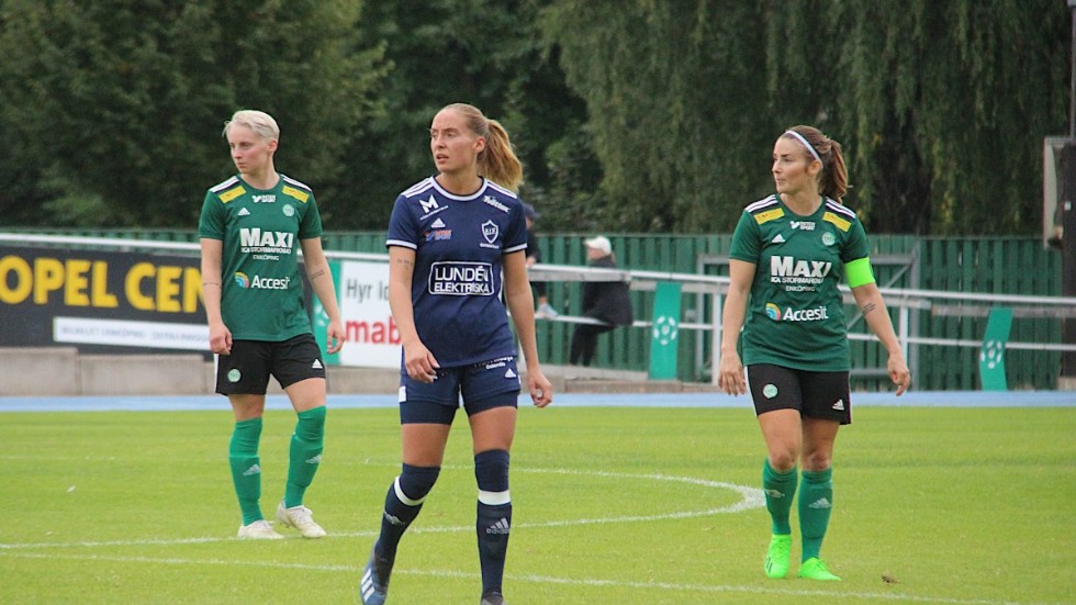 Riki Isaksson och Ida Ackelman är två spelande mittbackar och får godkänt mot Östervåla trots baklängesmålen.