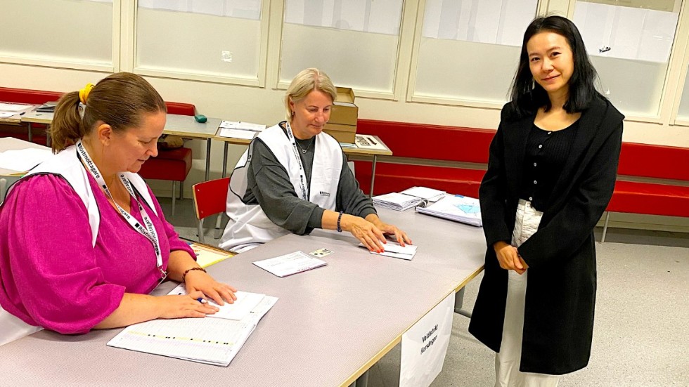 Kanda Johansson röstar för första gången i Sverige och känner stolthet. Marita Ghafouri och Mervi Kajava är röstmottagare i vallokalen på Westerlundska gymnasiet.