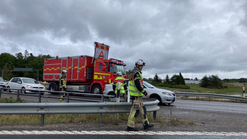 Räddningstjänsten på plats vid Årbyrondellen.