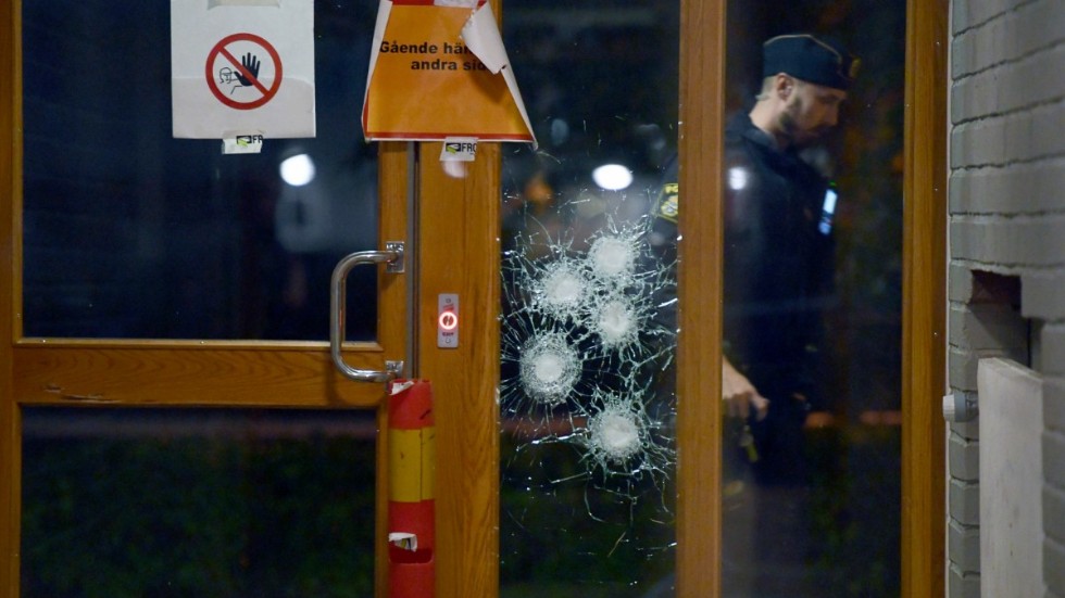 Flera skott sköts mot en dörr i stadsdelen Årby i Eskilstuna.