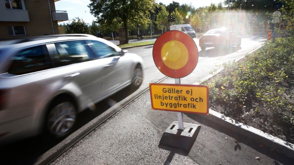 Förbud mot trafik med fordon. Denna skylt förbjuder fordonstrafik vilket betyder att man inte ens får cykla där skylten är uppsatt. Cykel får dock ledas eftersom den som leder en cykel räknas som gående.