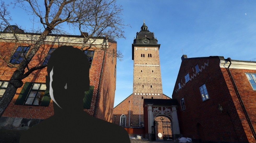 En man i 20-årsåldern åtalas för rån efter att ha tvingat till sig klocka, halsband och en axelväska i närheten av domkyrkan i Strängnäs.