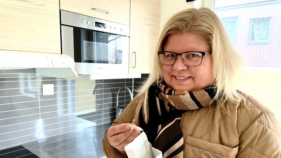 Anna Ersson, Kiruna kommun, med lägenhetsnycklar i handen.