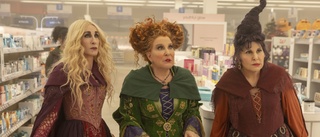 Bette Midler och gänget gör pinsam comeback i outhärdliga häxfilmen "Hocus pocus 2"